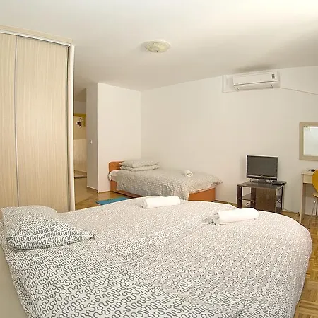 Apartment Tomato 1