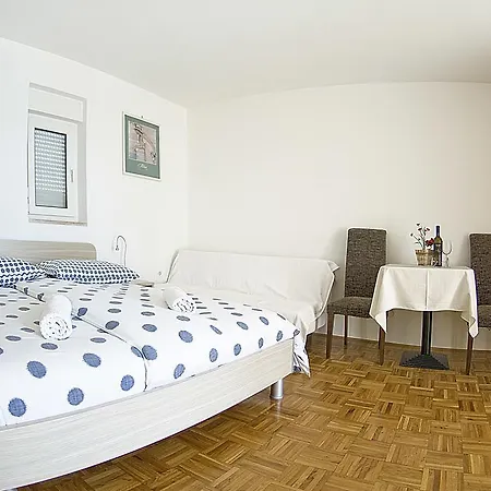 Apartment Tomato 1